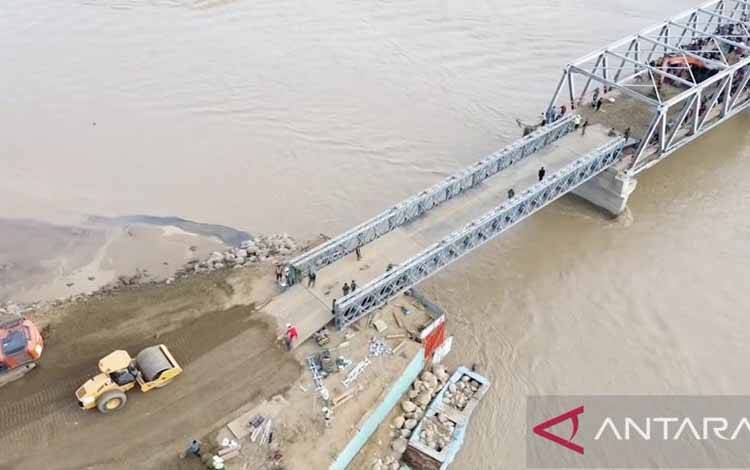 Pembangunan jembatan bailey di wilayah terdampak bencana. ANTARA/HO-Bakom RI