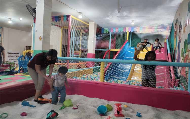 Anak-anak mengisi waktu libur dengan bermain di Playground pada momen libur panjang, Sabtu, 27 Desember 2025.(FOTO: TESTI PRISCILLA)