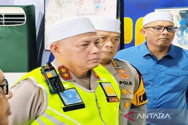 Kapolda Kalimantan Selatan Irjen Pol Rosyanto Yudha Hermawan saat mengecek pos pelayanan Sekumpul Intan 2025 di Martapura, Sabtu (27/12/2025). (ANTARA/Firman)
