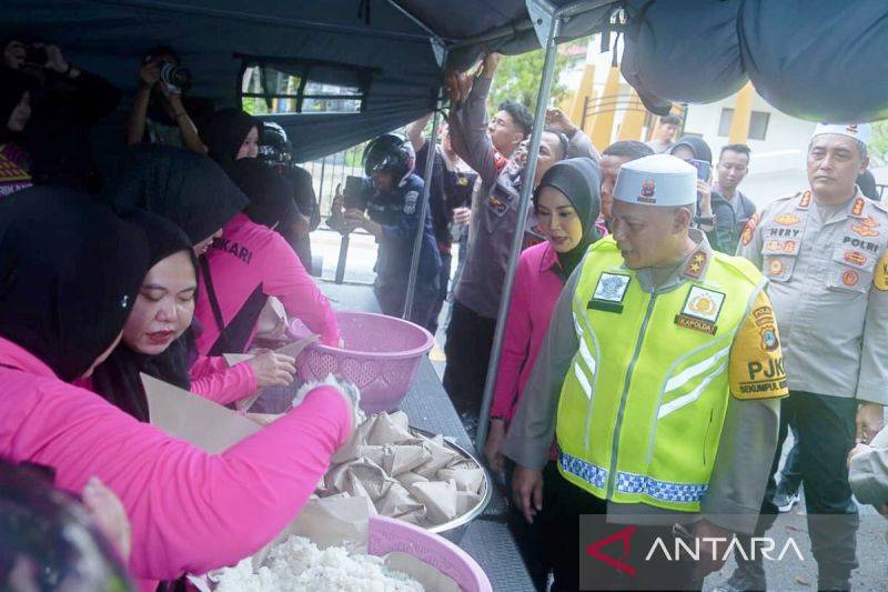 Kapolda Kalsel Irjen Pol Rosyanto Yudha Hermawan saat mengecek Kendaraan Dapur Lapangan (Randurlap) yang dioperasikan Satuan Brimob bantuan dari Kapolri Jenderal Polisi Listyo Sigit Prabowo untuk pengajian rutin 5 Rajab di Sekumpul, Martapura, Sabtu (27/12/2025). (ANTARA/Firman)