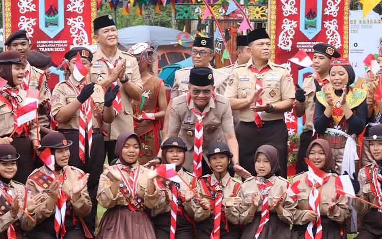 Gubernur Kalteng Agustiar Sabran saat berfoto dengan anak - anak Pramuka pada kegiatan Jambore daerah gerakan Pramuka tahun 2025 Provinsi Kalteng (Foto : IST)