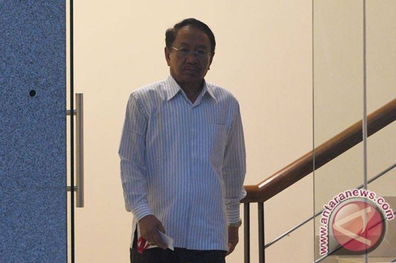 Pemeriksaan Mantan Bupati Konawe Utara Tersangka mantan Bupati Konawe Utara Aswad Sulaiman meninggalkan gedung KPK usai diperiksa di Jakarta, Selasa (17/10/2017). Aswad diperiksa sebagai tersangka kasus dugaan suap terkait pemberian izin kuasa pertambangan eksplorasi, eksploitasi, serta izin operasi produksi nikel di Kabupaten Konawe Utara pada 2007-2014. (ANTARA FOTO/Sigid Kurniawan)