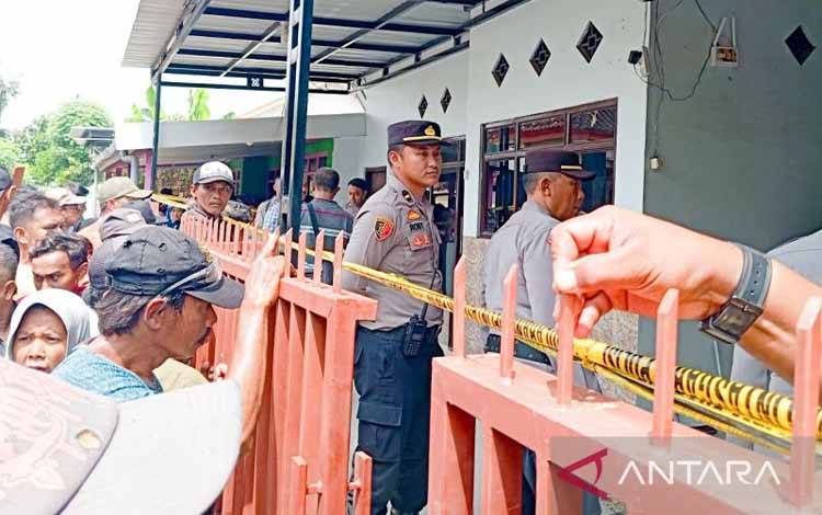 Warga berkerumun di depan rumah korban pembunuhan di Desa Demung, Kecamatan Besuki, Situbondo, Jawa Timur. Minggu (28/12/2025) ANTARA/Novi Husdinariyanto