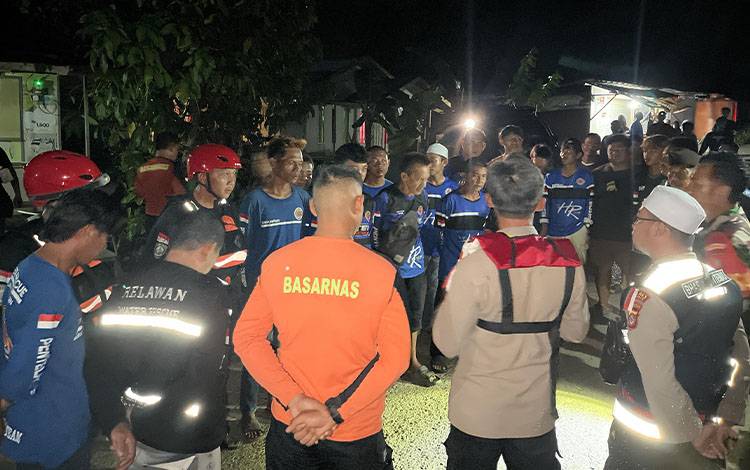 Briefing Operasi SAR pencarian Saidi yang diduga temggelam di perairan Sungai Desa Simpang Warga, Aluh-Aluh, Banjar, Kalsel,? Minggu, 28 Desember 2025. (FOTO: Basarnas Bjm)