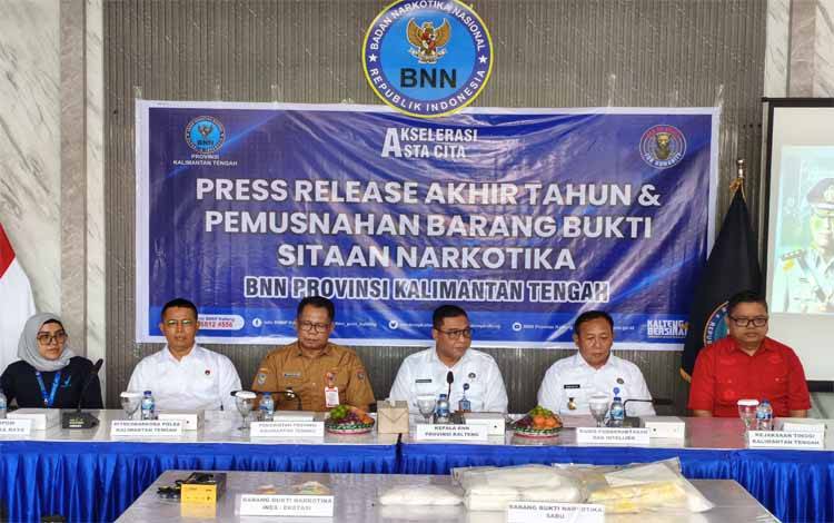 Kepala BNNP Kalteng Kombes Pol Mada Rostanto saat menggelar press release akhir tahun (Foto : PATHUR)