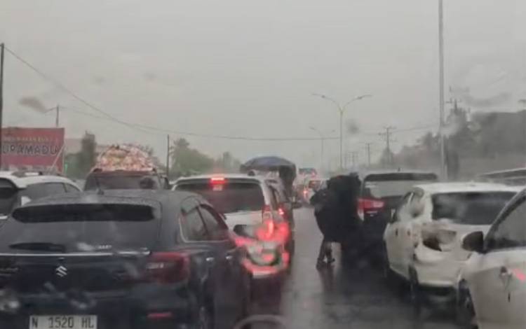 Kemacetan di Persimpangan Handil Bakti, Batola, Senin, 29 Desember 2025. (FOTO: Isam)