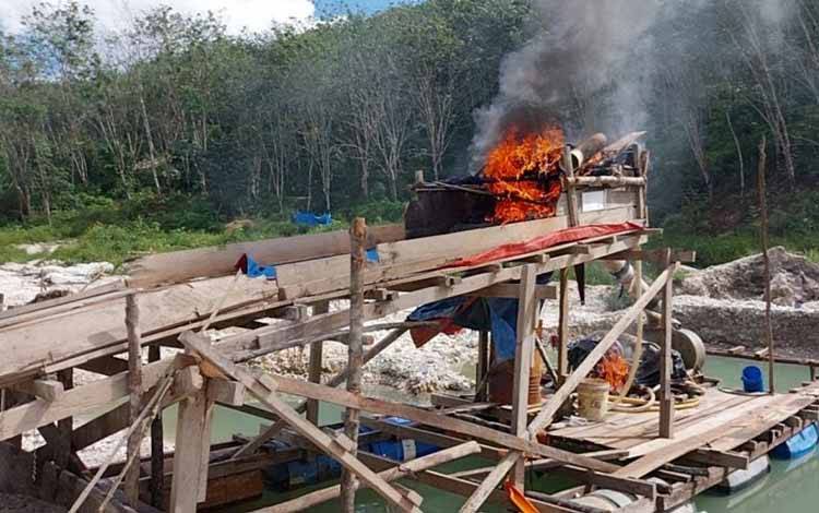 Pemusnahan rakit Penambangan Tanpa Izin (PETI) di Desa Jake, Kecamatan Kuantan Tengah, Kabupaten Kuantan Singingi (Kuansing). ANTARA/HO-Polres Kuansing