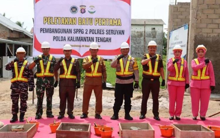 Bupati Seruyan Ahmad Selanorwanda di dampingi Kapolres Seruyan AKBP Dr Hans Itta P ?forkopimda Seruyan ?melakukan Groundbreaking pembangunan SPPG 2 Polres Seruyan (Foto : Ist)