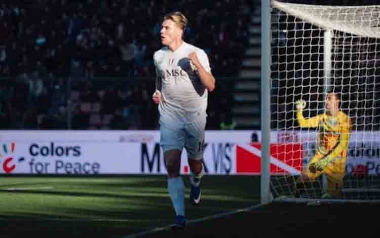 Penyerang Napoli Rasmus Hojlund merayakan golnya ke gawang Cremonese pada laga Liga Italia 2025/2026 di Stadion Giovani Zini, Cremona, Minggu (28/12/2025). Hojlund mencetak dua gol pada pertandingan itu untuk membawa timnya menang 2-0.