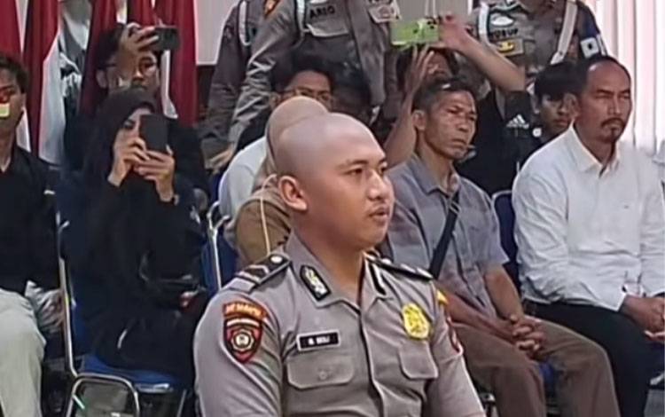 Bripda MS dalam sidang Komisi Kode Etik Polri (KK-EP) di Aula Mapolres Banjarbaru pada Senin, 29 Desember 2025. (FOTO: Polres Banjarbaru)
