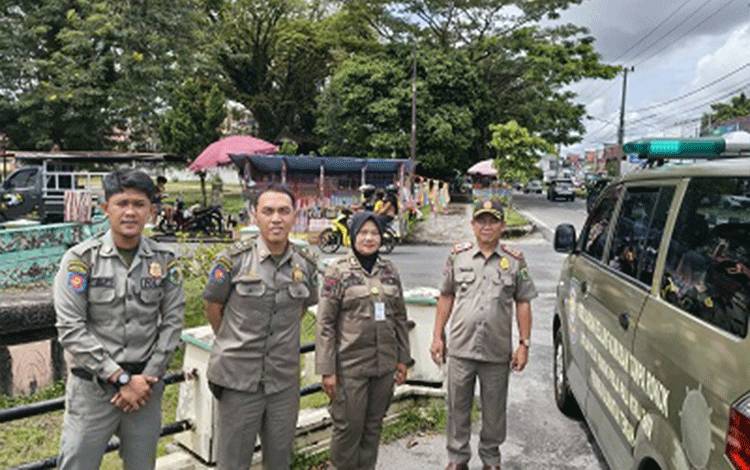 Satpol PP Palangka Raya saat melakukan siaran keliling Imbauan PKL musiman di daerah Jalan Ahmad Yani. (Foto : IST)