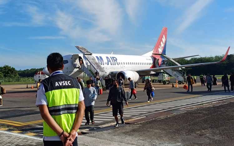Suasana penumpang turun dari pesawat di Bandara H Asan Sampit