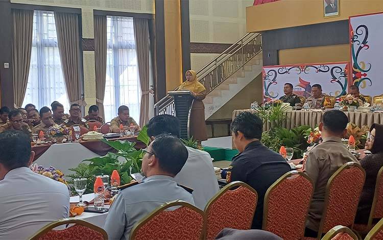 Wakil Bupati Kotawaringin Timur saat rapat evaluasi akhir tahun, Selasa, 30 Desember 2025. (FOTO: DEWIP)