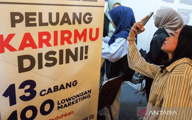 Ilustrasi. Sejumlah pencari kerja mendaftar untuk mencari informasi lowongan saat Pameran Bursa Kerja di Balai Kota Solo, di Solo, Jawa Tengah, Rabu (29/10/2025). (ANTARA FOTO/Maulana Surya)