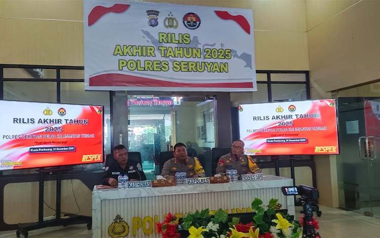 Kapolres Seruyan AKBP Dr Hans Itta Papahit saat ?memimpin ?Rilis Akhir Tahun 2025 Polres Seruyan (Foto : Fahrul)