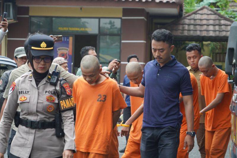 Polisi menunjukkan barang bukti dan tersangka kasus tindak pidana perdagangan orang (TPPO) dan eksploitasi seksual saat jumpa pers di Markas Polres Tasikmalaya Kota, Jawa Barat, Selasa (30/12/2025). (ANTARA/HO-Polres Tasikmalaya Kota)