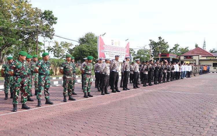 Personel gabungan disiagakan dalam pengamanan malam tahun baru di wilayah Kuala Pembuang Kabupaten Seruyan (Foto : Fahrul)