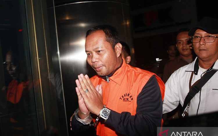Kasi Perdata dan Tata Usaha Negara Kejari Hulu Sungai Utara, Tri Taruna Fariadi (kiri) mengenakan baju tahanan usai menjalani pemeriksaan di Gedung Merah Putih KPK, Jakarta, Senin (22/12/2025). KPK menahan Tri Taruna Fariadi terkait kasus dugaan pemerasan terhadap sejumlah perangkat daerah di Hulu Sungai Utara, Kalimantan Selatan. ANTARA FOTO/Reno Esnir/rwa. (ANTARA FOTO/RENO ESNIR)