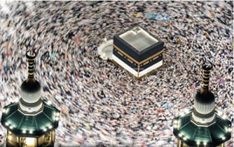 Jamaah haji dari berbagai negara melakukan Tawaf di Masjidil Haram, Makkah, Arab Saudi, Minggu (15/6/2025). ANTARA FOTO/Andika Wahyu/foc.