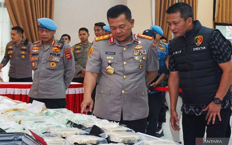 Kapoda Kaltim Irjen Pol Endar Priantoro saat mengecek barang bukti dari salah satu perkara narkoba yang berhasil diungkap pada 2025. (ANTARA/HO-Dokumenyasi Pribadi