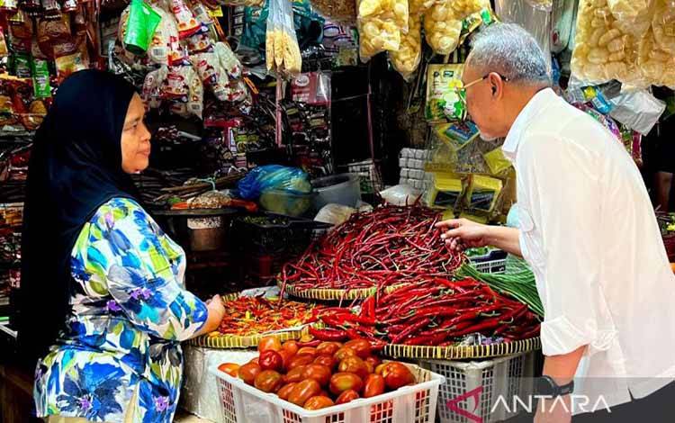 Arsip - Menteri Koordinator Bidang Pangan Zulkifli Hasan berdialog dengan pedagang saat meninjau harga pangan di Pasar Kramat Jati, Jakarta, Senin (29/12/2025). ANTARA/Harianto