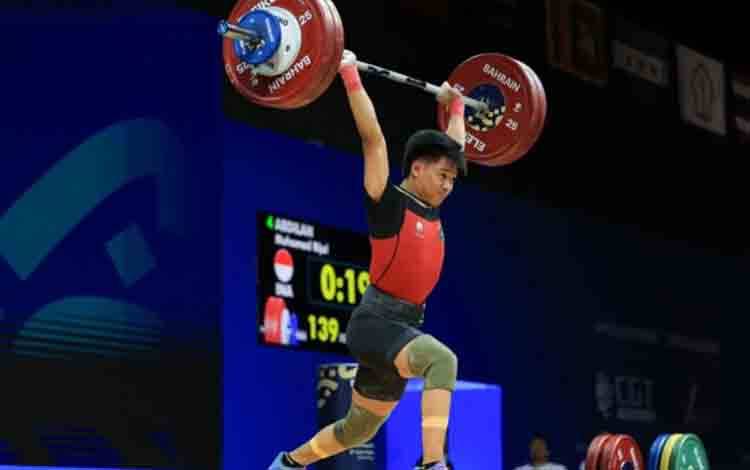 Atlet angkat besi Indonesia Muhamad Rijal Abdilah saat tampil dalam Asian Youth Games Bahrain 2025 (NOC Indonesia/Naif Muhamad)