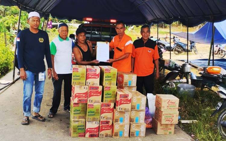 BPBD Kabupaten Banjar menyerahkan bantuan kepada masyarakat terdampak banjir dibeberapa kecamatan. Martapura, beberapa waktu lalu. (ANTARA/HO-BPBD Kabupaten Banjar)