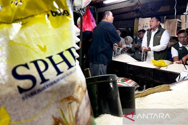 Arsip - Deputi Bidang Ketersediaan dan Stabilisasi Pangan Bapanas I Gusti Ketut Astawa (kanan), Direktur Utama Perum Bulog Ahmad Rizal Ramdhani (kedua kanan) melakukan monitoring harga pangan di Pasar Rawamangun, Jakarta, Rabu (24/12/2025). ANTARA/Harianto