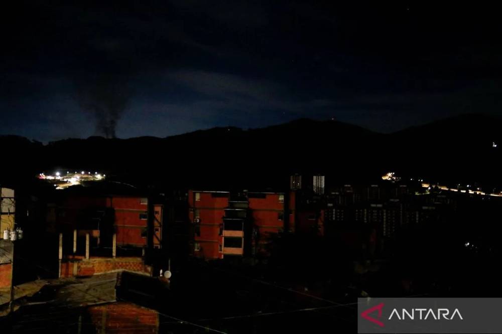 Asap mengepul dari ledakan di dekat Benteng Tiuna, zona militer saat pemadaman listrik total karena meningkatnya ketegangan antara pemerintahan Amerika Serikat dan Venezuela di Caracas, Venezuela, Sabtu (3/1/2026). ANTARA FOTO/REUTERS/Leonardo Fernandez Viloria/agr