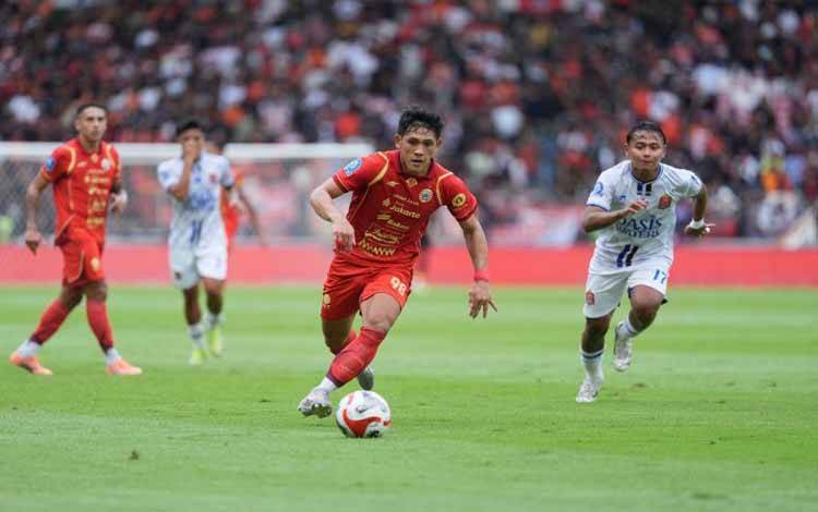 Penyerang Persija Jakarta Eksel Runtukahu saat menggiring bola dalam laga menghadapi Persijap Jepara pada lanjutan Super League 2025/2026 di Stadion Utama Gelora Bung Karno, Jakarta, Sabtu (03/01/2026). (ANTARA/HO-Persija)