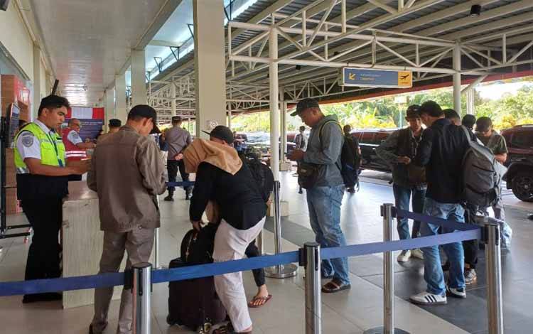 Dokumentasi situasi check-in penumpang di Bandara H Asan Sampit. (FOTO: DEWIP)