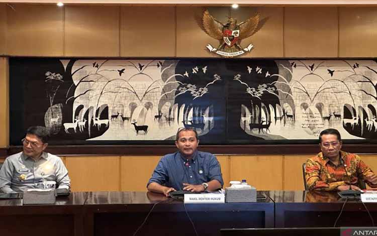 Menteri Hukum Supratman Andi Agtas (kanan) bersama Wakil Menteri Hukum Edward Omar Sharif Hiariej (tengah) dan Sekretaris Jenderal Kemenkum Nico Afinta memberikan keterangan dalam konferensi pers di Gedung Kemenkum, Jakarta, Senin (5/1/2026). ANTARA/Rio Feisal