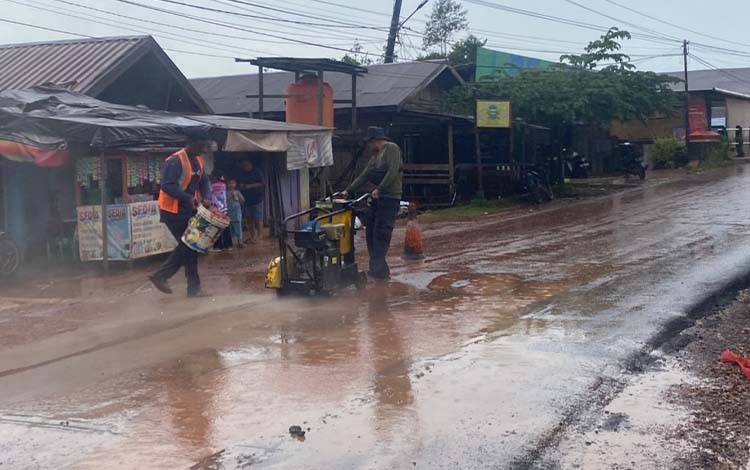 Perbaikan Jalan Lesa, Kecamatan Parenggean, Senin, 5 Januari 2026. (FOTO: IST)