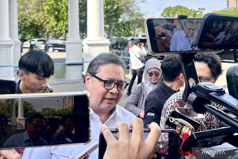Menteri Koordinator Bidang Perekonomian Airlangga Hartarto menjawab pertanyaan wartawan sebelum mengikuti rapat terbatas yang dipimpin oleh Presiden Prabowo Subianto di Istana Kepresidenan RI, Jakarta, Senin (5/1/2026). ANTARA/Maria Cicilia Galuh.