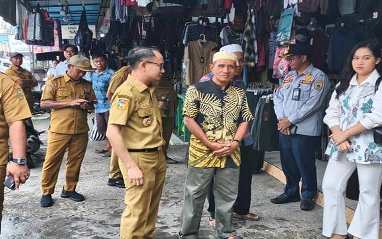 Wali Kota Palangka Raya, Fairid Naparin saat berdialog dengan pedagang pasar (Foto:MARINI)