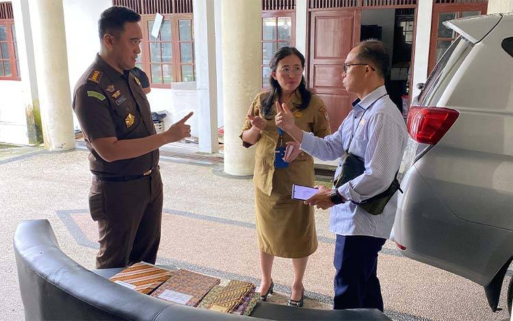 Aktivitas penggeledahan di dua gedung DPMPTSP oleh Kejati Kalteng, Selasa, 6 Januari 2026. (Foto: MARINI)