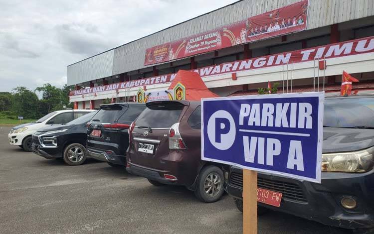 Parkir di area Stadion 29 Nopember Sampit. (FOTO: IST)