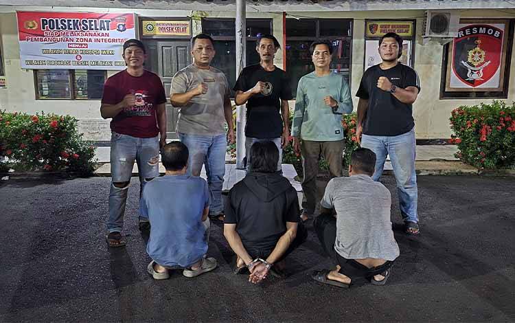 Tiga pelaku pencuri maupun penadah yang diamankan Satreskrim Polres Kapuas di Mapolsek Selat pada Senin, 5 Januari 2026. (FOTO: Humas Polres Kapuas)