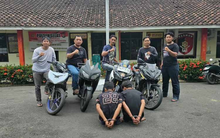 Kedua pelaku curanmor saat diamankan di Mapolsek Selat, Rabu, 7 Januari 2025. (FOTO: Humas Polres Kapuas)