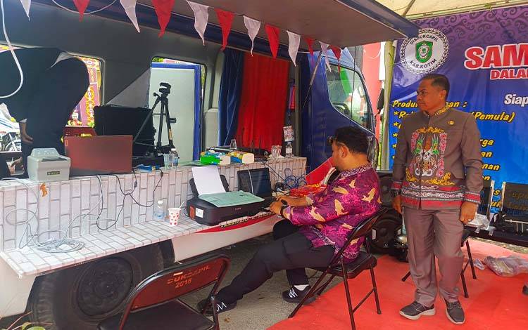 Kepala Disdukcapil Kotim Wiyono saat meninjau standnya di Expo Sampit tahun 2026 di Stadion 29 Nopember Sampit, Rabu, 7 Januari 2026. (FOTO : DEVI)