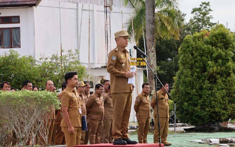 Bupati Gunung Mas Jaya S Monong saat memimpin apel besar bersama ASN di lingkup pemkab setempat, Senin, 5 Januari 2026. (FOTO: DISKOMINFOSANTIK GUMAS)
