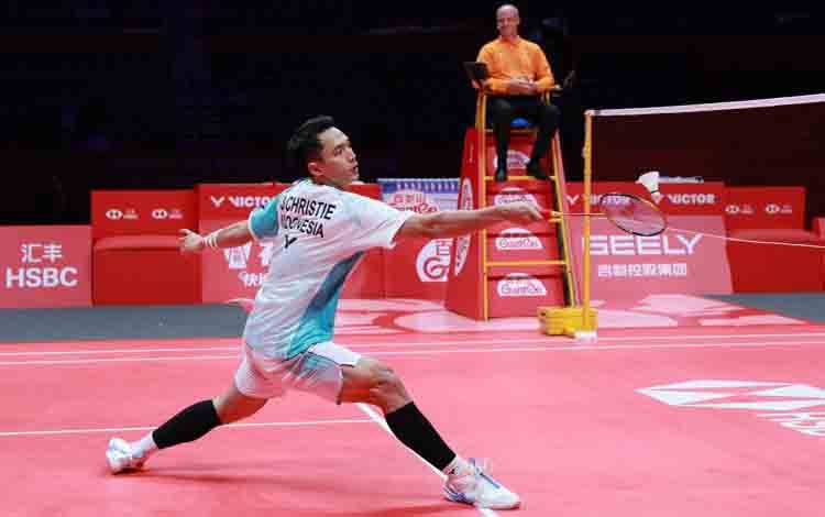 Pebulu tangkis tunggal putra Indonesia Jonatan Christie saat tampil di pertandingan ketiga pada BWF World Tour Finals 2025 yang berlangsung Hangzhou, China, Jumat (19/12/2025). (ANTARA/HO-PBSI)