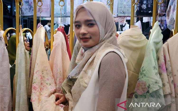 Inara Rusli berpose di depan koleksi pakaian dari lini busananya Inararusli.co di Jakarta Muslim Fashion Week (JMFW) 2024, ICE BSD, Tangerang, Banten, Jumat (20/10/2023). ANTARA/Pamela Sakina/am