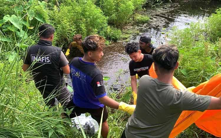 Tim gabungan mengevakuasi mayat di Jalan G Obos Ujung Palangka Raya, Jumat, 9 Januari 2026. (Foto : PATHUR)