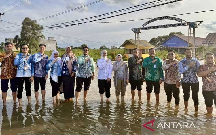 Jajaran Disdikbud Kalsel saat meninjau sekolah yang terdampak banjir di Martapura, Kabupaten Banjar, Kalimantan Selatan, Jumat (9/1/2026). ANTARA/HO-Disdikbud Kalsel