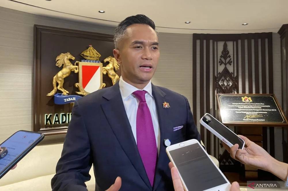 Ketua Umum Kamar Dagang dan Industri (Kadin) Indonesia Anindya Novyan Bakrie menjawab pertanyaan wartawan di Jakarta, Selasa (16/12/2025). (ANTARA/Shofi Ayudiana)
