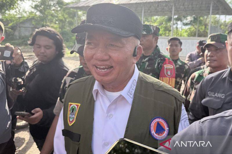 Gubernur Kalsel Muhidin (tengah) setelah mendampingi Wakil Presiden (Wapres) RI Gibran Rakabuming Raka meninjau warga yang terdampak banjir di Sungai Tabuk, Kabupaten Banjar, Kalimantan Selatan, Kamis (8/1/2026). ANTARA/Tumpal Andani Aritonang