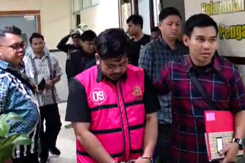 Tangkapan layar - Pelaku AM (tengah) digiring penyidik usai dibekuk dalam Operasi Tangkap Tangan (OTT) yang mengaku sebagai Jaksa untuk menipu korbannya selaku terdakwa korupsi di Kantor Kejaksaan Tinggi Sulawesi Selatan, Makassar. ANTARA/Darwin Fatir.