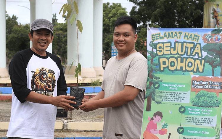 Balai TNTP Seksi Pengelolaan Wilayah II Kuala Pembuang saat kegiatan pembagian bibit tanaman gratis kepada masyarakat di kawasan Bundaran II Kuala Pembuang. (Foto : Ist)