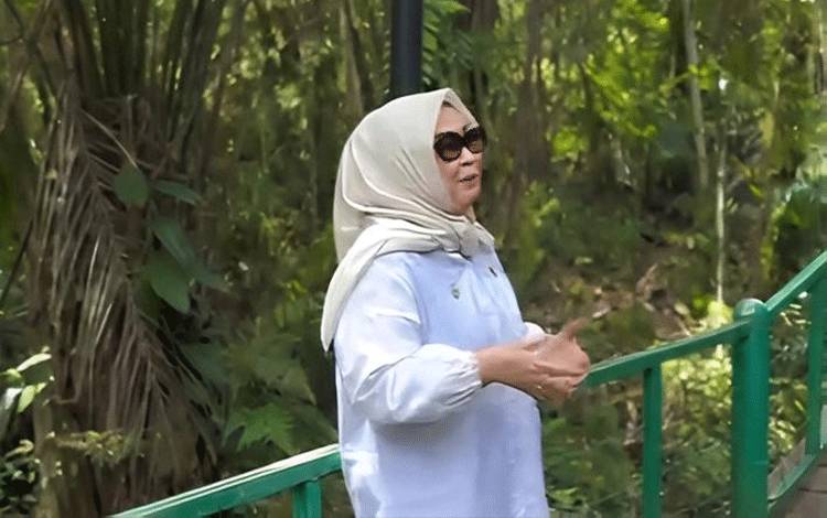 Kepala Disparbudpora Palangka Raya Iin Hendrayati Idris saat di Hutan Kota Nyaru Menteng Palangka Raya. (Foto : IST)